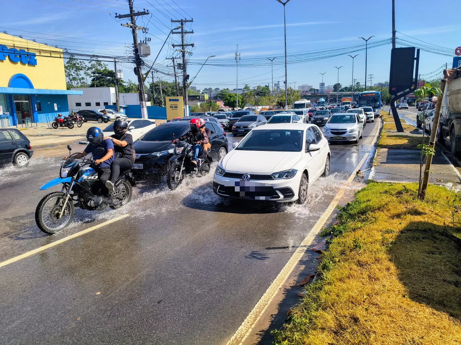 Rompimento de adutora na Torquato Tapajós deixa áreas sem água e trânsito interditado em Manaus