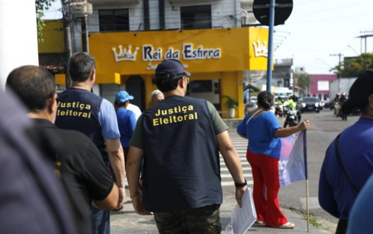 Fiscalização promove desobstrução de via com propaganda irregular em Manaus