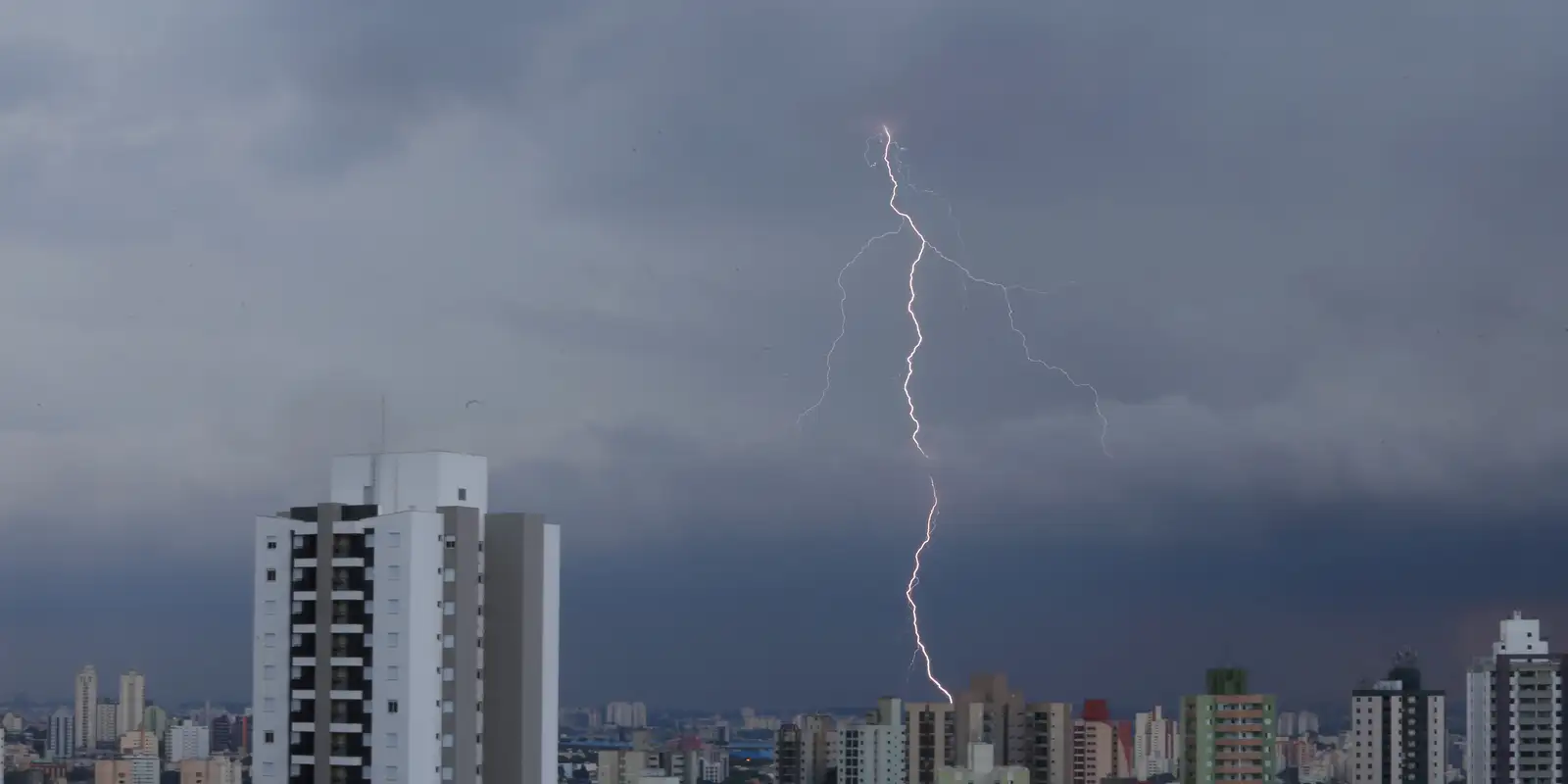 São Paulo terá mais chuvas fortes no fim da tarde desta quinta (15)