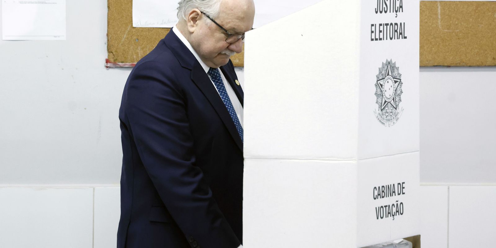Vontade das urnas precisa ser respeitada, afirma Fachin após votar