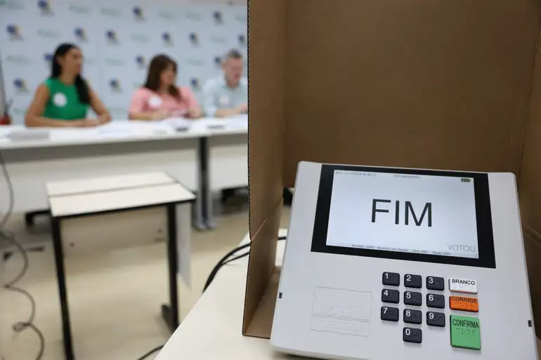 Lula vence em urnas com local alterado, apesar de abstenção maior