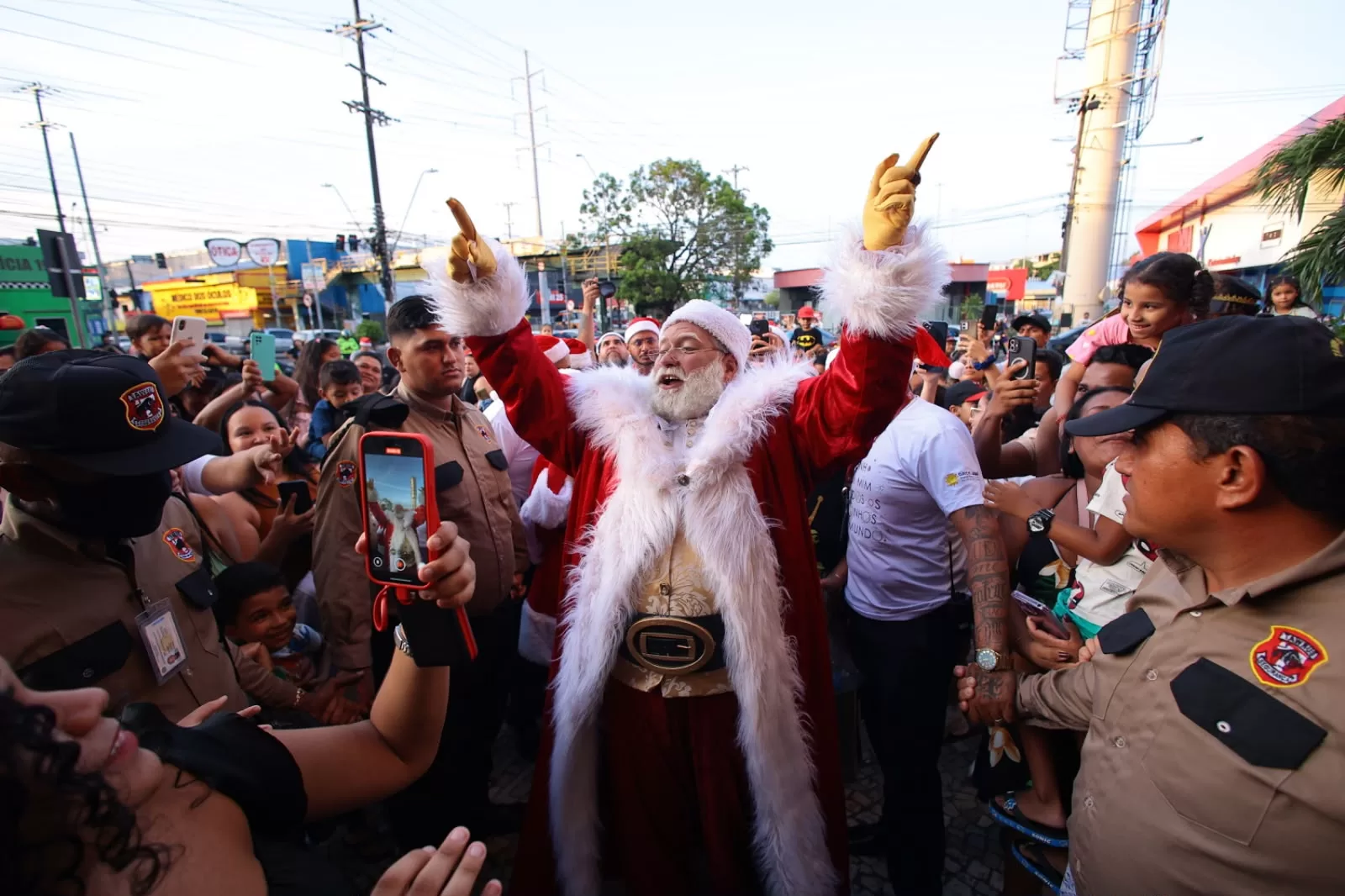Papai Noel abre temporada de Natal com carreata na Zona Leste de Manaus