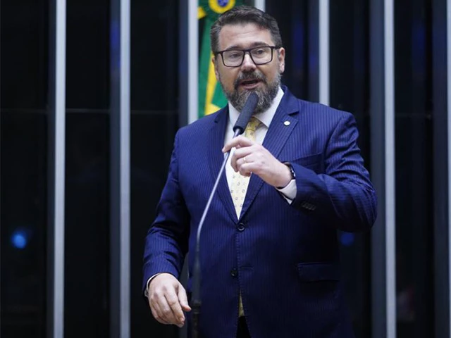 Quais políticos apresentaram propostas contrárias aos indígenas
