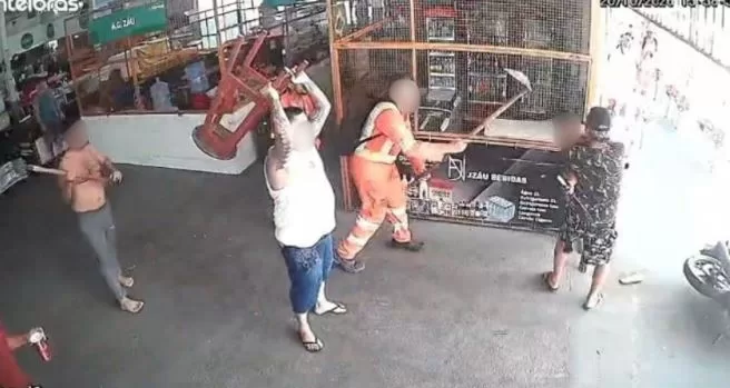 VÍDEO: Suspeito tenta roubar celular, faz morador refém e apanha na feira do Japiim