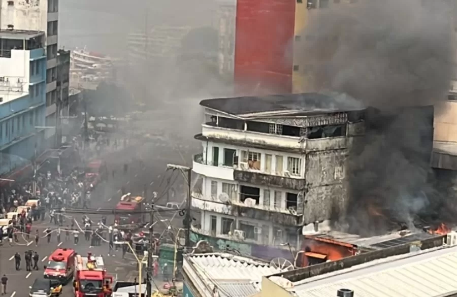 VÍDEOS: Incêndio de grandes proporções atinge prédios no Centro de Manaus