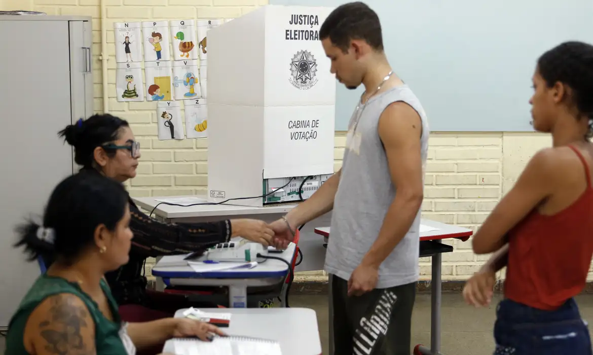 Justiça eleitoral, polícia e o próprio eleitor podem denunciar irregularidades neste domingo de eleição