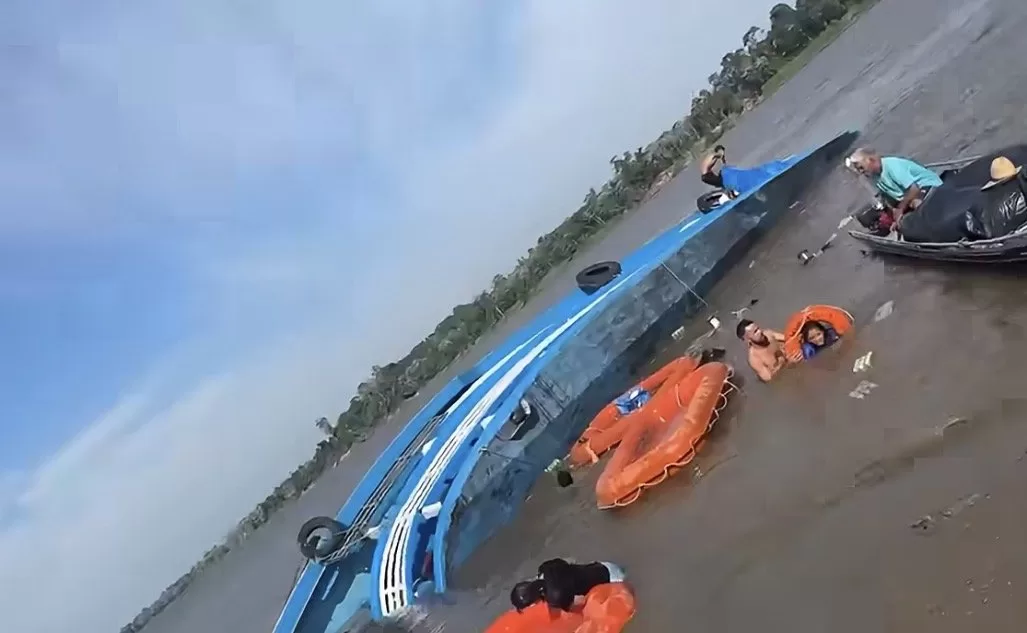 VÍDEO: Barco naufraga após bater em tronco no interior do Amazonas