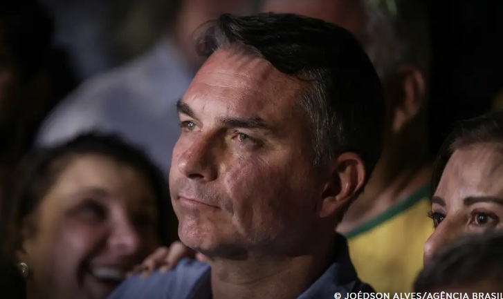 Horas após se declarar "presidente eleito do Brasil", Flávio Bolsonaro muda e diz que é apenas "líder"