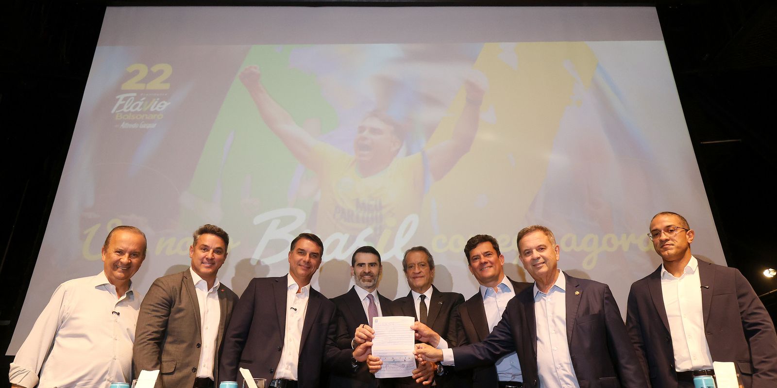 Flávio Bolsonaro recebe apoio de governadores eleitos e Cury