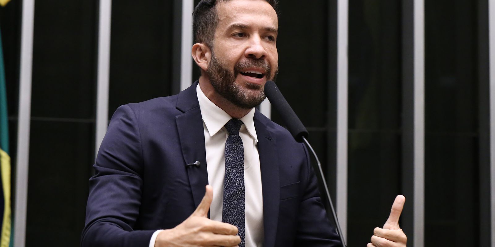 Deputado André Janones é internado com arritmia em São Paulo