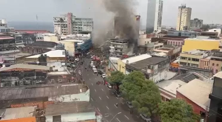 Imagens revelam dimensão de incêndio que atingiu estabelecimentos no Centro de Manaus