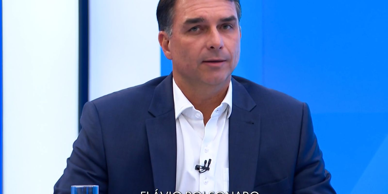 Ao votar no Rio de Janeiro, Flávio diz que representa a mudança